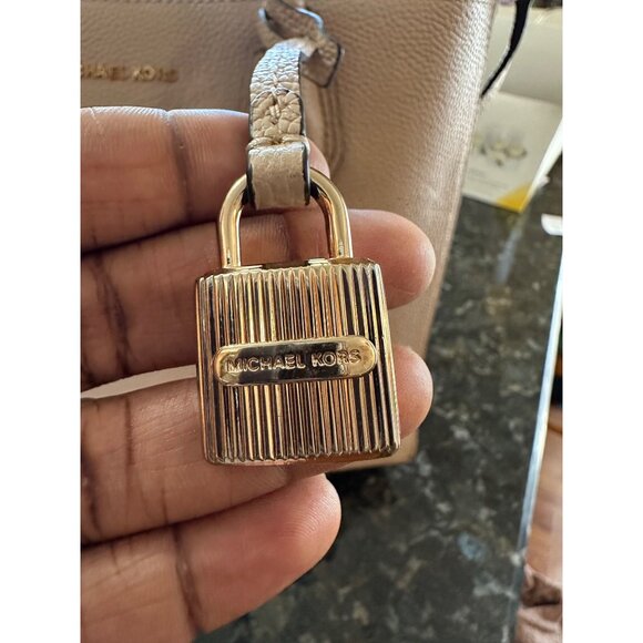 Michael Kors Mercer Beige Saffiano Leather Top Handle Bag Gold Hardware Sz L - Picture 9 of 14